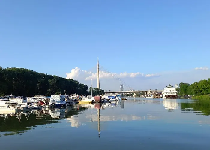 Rivijera Lakes Ada 아파트